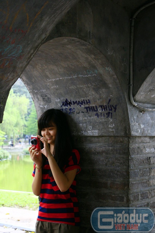 Nhiều bạn trẻ đến Tháp Hòa Phong chụp ảnh nhưng không ít trong số đó muốn lưu lại những dấu ấn của riêng mình tại Tháp cổ quí hiếm của thủ đô